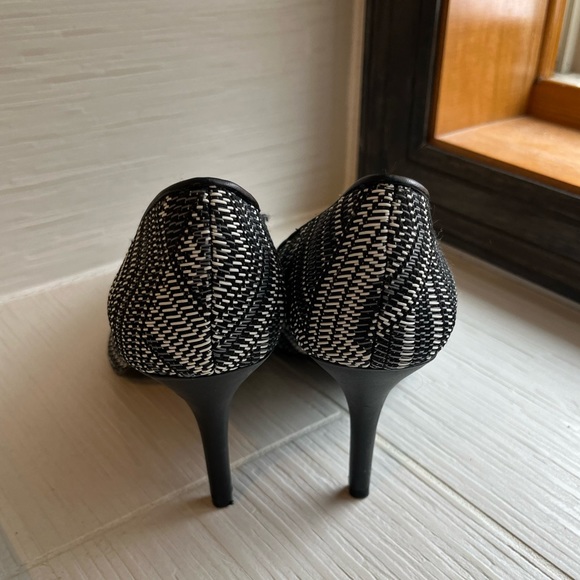 Women’s size 8B BCBG Paris black and white high heels - Picture 2 of 7